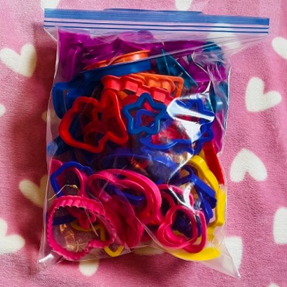 never used 83-piece cookie cutter set from Wilton - Picture 10 of 10